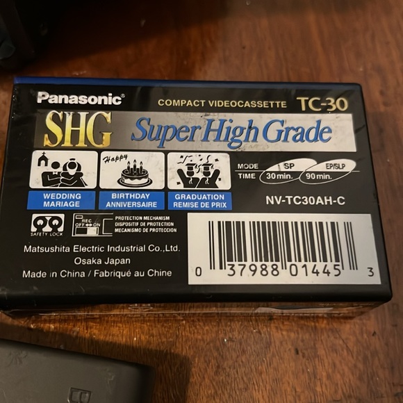 Quasar VM-L152 VHS-C Palmcorder - Picture 8 of 11